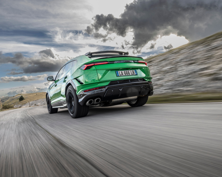2022 Lamborghini Urus Review, Pricing, and Specs